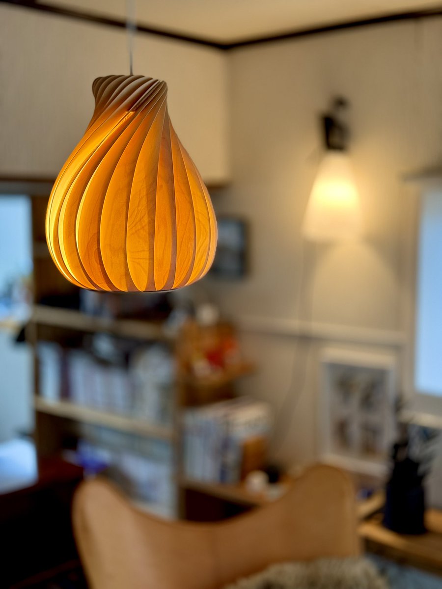 yoshiyama_tansu's tweet photo. 「あざみ三&TR42」
F様邸へ「あざみ三」チェスト、TOM ROSSAU「TR42」Pendant Medium、デスク用アイアン脚を納めさせていただきました!!
お気に入りの家具で構成される仕事場は憧れますね。
ありがとうございました!!
#あざみ三
#チェスト
#tomrossau
#トムロッサウ
#照明
#ペンダント
#tr42 https://t.co/ylW3D6vYQd