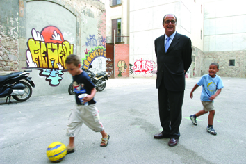 🎂 Hoy cumplimos 25 años construyendo oportunidades

En 2000, Salvador Mas de Xaxàs fundó F.Exit con un objetivo: apoyar a jóvenes vulnerables para que encontraran su camino a pesar de las adversidades

🙌¡Gracias por formar parte de Exit, este aniversario es de todos #25AñosExit