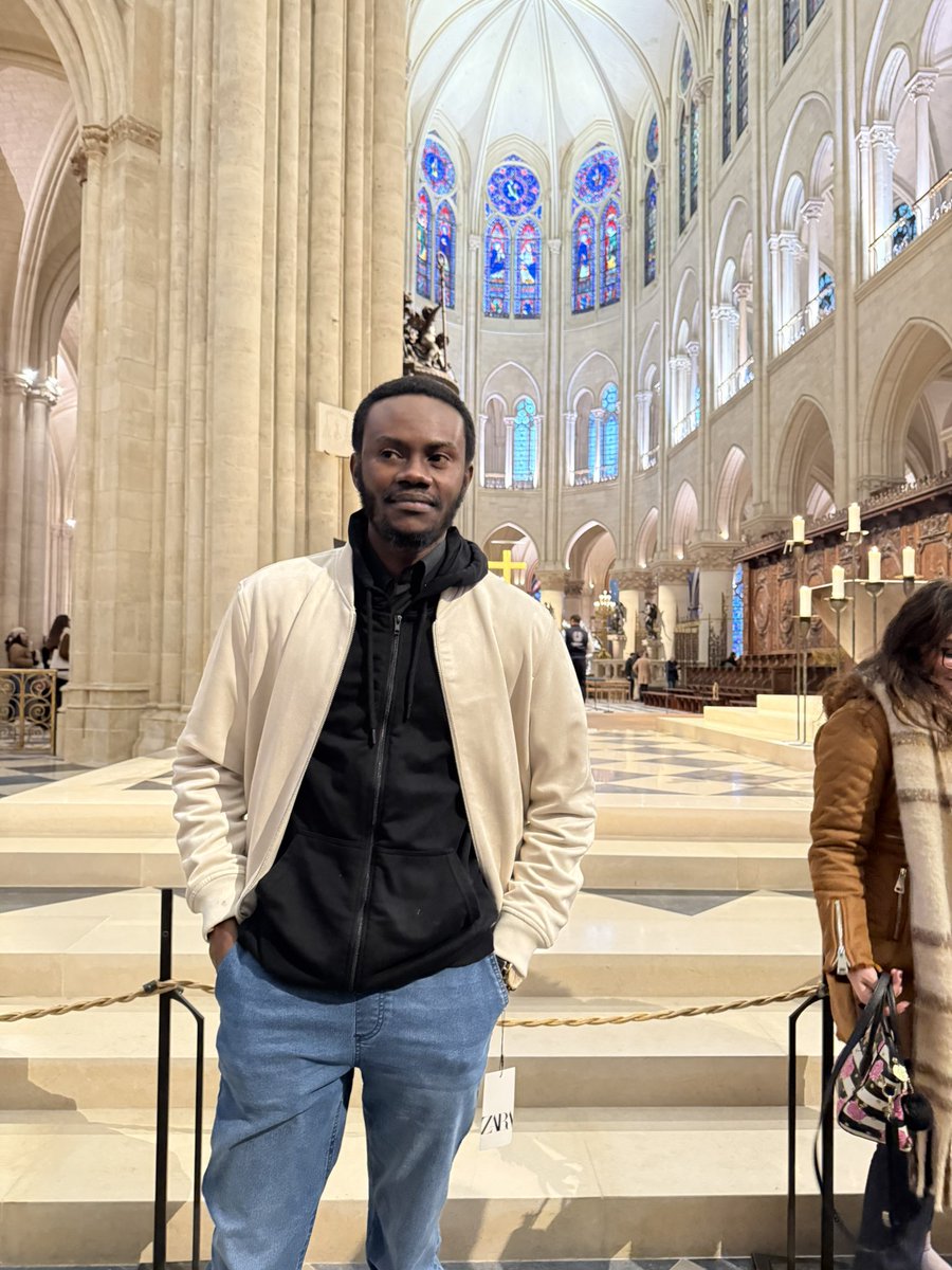 BenBryant_M's tweet photo. Cathédrale Notre-Dame de Paris !

Ce parallélisme n’est pas parfait au vu de la catastrophe humanitaire et le nombre de nos morts mais en arrivant sur le parvis Jean Paul II. et en entrant dans l’enceinte de la cathédrale Notre-Dame de Paris, j’ai immédiatement pensé « RÉSILIENCE », ça m’a ramené à mon pays, à l’Est du Congo, à Goma.

Notre-Dame, l’un des édifices religieux les plus célèbres au monde, l’un des monuments les plus emblématiques de Paris et de la France a brûlé quasi totalement les 15 et 16 Avril 2019, comme Goma, l’une des villes emblématiques du Congo assiégée et mise à feu et à sang par nos ennemis depuis quelques jours.

Alors que certains voyaient la fin, l’apocalypse, la fatalité, le commandant suprême des forces armées françaises, le premier citoyen s’est montré particulièrement courageux et déterminé, presque téméraire ; E. Macron donne 5ans aux maitres d’ouvrage pour reconstruire et reconstituer Notre-Dame, la rendre à l’église catholique et à la disposition des touristes du monde entier.

Le 07 Décembre 2024, @notredameparis a réouvert ses portes prouvant la résilience du peuple français et de leurs amis du monde entier. 
Pour le Kivu, pour Goma, la seule fatalité c’est la mort de nos compatriotes par centaines de milliers.
Quant à nos terres, aucune fatalité ; malgré la prise actuelle, nous les récupérerons toutes et nous vengerons nos morts.

Fixons nous un temps record et mettons en place une stratégie pour ce faire,
Comme Notre-Dame, nous nous relèverons et nous brillerons de mille feux