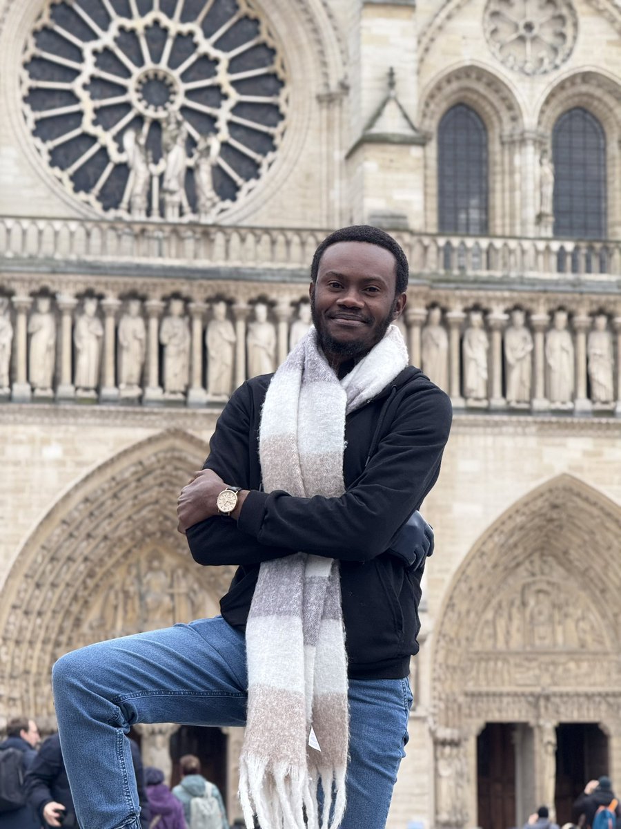 BenBryant_M's tweet photo. Cathédrale Notre-Dame de Paris !

Ce parallélisme n’est pas parfait au vu de la catastrophe humanitaire et le nombre de nos morts mais en arrivant sur le parvis Jean Paul II. et en entrant dans l’enceinte de la cathédrale Notre-Dame de Paris, j’ai immédiatement pensé « RÉSILIENCE », ça m’a ramené à mon pays, à l’Est du Congo, à Goma.

Notre-Dame, l’un des édifices religieux les plus célèbres au monde, l’un des monuments les plus emblématiques de Paris et de la France a brûlé quasi totalement les 15 et 16 Avril 2019, comme Goma, l’une des villes emblématiques du Congo assiégée et mise à feu et à sang par nos ennemis depuis quelques jours.

Alors que certains voyaient la fin, l’apocalypse, la fatalité, le commandant suprême des forces armées françaises, le premier citoyen s’est montré particulièrement courageux et déterminé, presque téméraire ; E. Macron donne 5ans aux maitres d’ouvrage pour reconstruire et reconstituer Notre-Dame, la rendre à l’église catholique et à la disposition des touristes du monde entier.

Le 07 Décembre 2024, @notredameparis a réouvert ses portes prouvant la résilience du peuple français et de leurs amis du monde entier. 
Pour le Kivu, pour Goma, la seule fatalité c’est la mort de nos compatriotes par centaines de milliers.
Quant à nos terres, aucune fatalité ; malgré la prise actuelle, nous les récupérerons toutes et nous vengerons nos morts.

Fixons nous un temps record et mettons en place une stratégie pour ce faire,
Comme Notre-Dame, nous nous relèverons et nous brillerons de mille feux