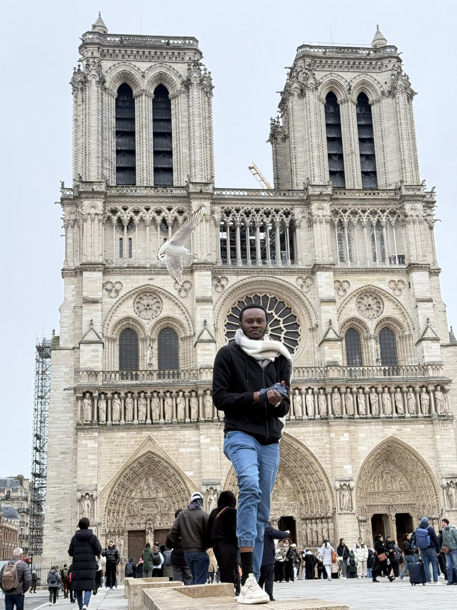BenBryant_M's tweet photo. Cathédrale Notre-Dame de Paris !

Ce parallélisme n’est pas parfait au vu de la catastrophe humanitaire et le nombre de nos morts mais en arrivant sur le parvis Jean Paul II. et en entrant dans l’enceinte de la cathédrale Notre-Dame de Paris, j’ai immédiatement pensé « RÉSILIENCE », ça m’a ramené à mon pays, à l’Est du Congo, à Goma.

Notre-Dame, l’un des édifices religieux les plus célèbres au monde, l’un des monuments les plus emblématiques de Paris et de la France a brûlé quasi totalement les 15 et 16 Avril 2019, comme Goma, l’une des villes emblématiques du Congo assiégée et mise à feu et à sang par nos ennemis depuis quelques jours.

Alors que certains voyaient la fin, l’apocalypse, la fatalité, le commandant suprême des forces armées françaises, le premier citoyen s’est montré particulièrement courageux et déterminé, presque téméraire ; E. Macron donne 5ans aux maitres d’ouvrage pour reconstruire et reconstituer Notre-Dame, la rendre à l’église catholique et à la disposition des touristes du monde entier.

Le 07 Décembre 2024, @notredameparis a réouvert ses portes prouvant la résilience du peuple français et de leurs amis du monde entier. 
Pour le Kivu, pour Goma, la seule fatalité c’est la mort de nos compatriotes par centaines de milliers.
Quant à nos terres, aucune fatalité ; malgré la prise actuelle, nous les récupérerons toutes et nous vengerons nos morts.

Fixons nous un temps record et mettons en place une stratégie pour ce faire,
Comme Notre-Dame, nous nous relèverons et nous brillerons de mille feux