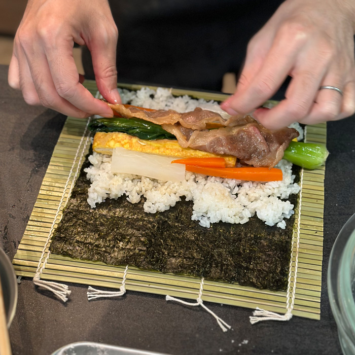 prokitchen_shop's tweet photo. 初心者も上手く巻ける「東京巻ス」
「京巻きすと東京巻スの違いは?」とご質問がある季節です。目的が「太巻き」であればどちらもOK。なので「じゃない方の使い方」か、または出身地か…お好みに左右されます。我が家は「東京巻ス」です。これは関東育ちなので「東（千秋）
https://t.co/n3fVZZ5QUq https://t.co/ex4FLjjNBY
