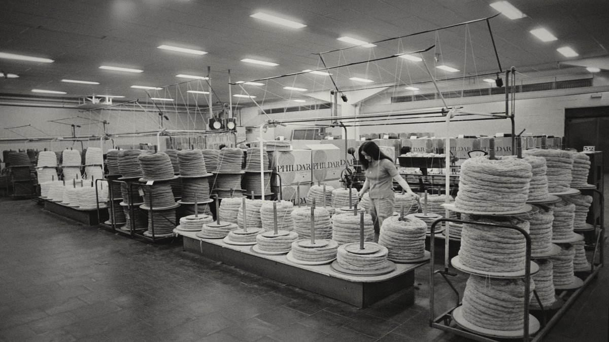 🧶 A l’origine de la fortune des Mulliez, Phildar, des magasins de fil et de laine. En 1945, la famille a une idée révolutionnaire : produire leur propre laine et la vendre en boutique. C’est la naissance d’un empire commercial.
🔴 “Auchan, Décathlon ... Les secrets d’une famille