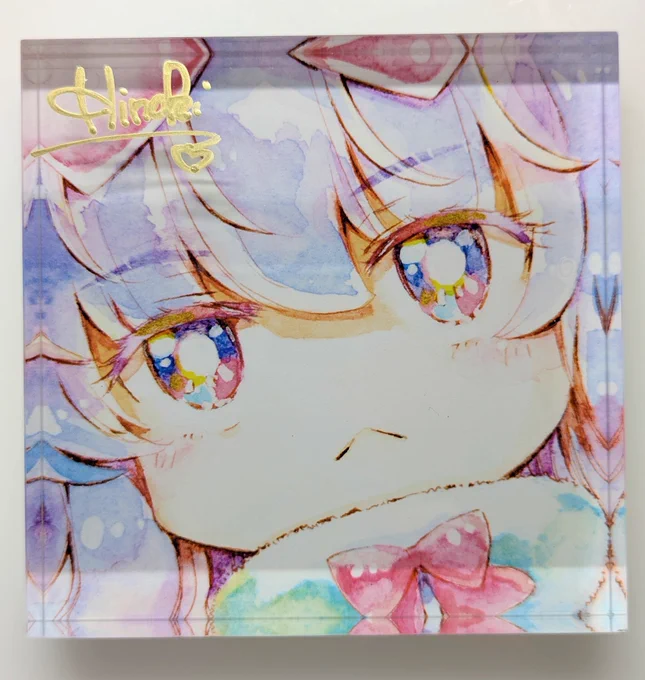 趣味で描いているジト目アリスちゃんシリーズ。新作のアクリルブロックを販売開始しました。ファンティアで先行販売、後日BOOTHに委託する予定です。 