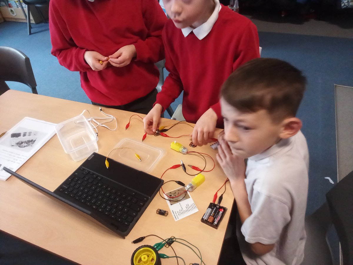 GCP_Y5and6's tweet image. Y5 have started their computing day by exploring the crumble kits. @PrimaryGreat #GCPComputing #delightandjoy