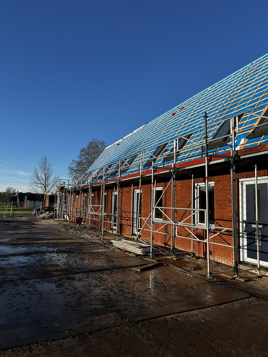 De <a href="/fijnwonen/">Fijn Wonen</a> woningen in Nieuwe Pekela krijgen vorm. Drie keer knipperen met je ogen en ze staan. Kwaliteit en snelheid gaan hier hand in hand. Zien is geloven <a href="/VanWijnenGroep/">Van Wijnen</a>