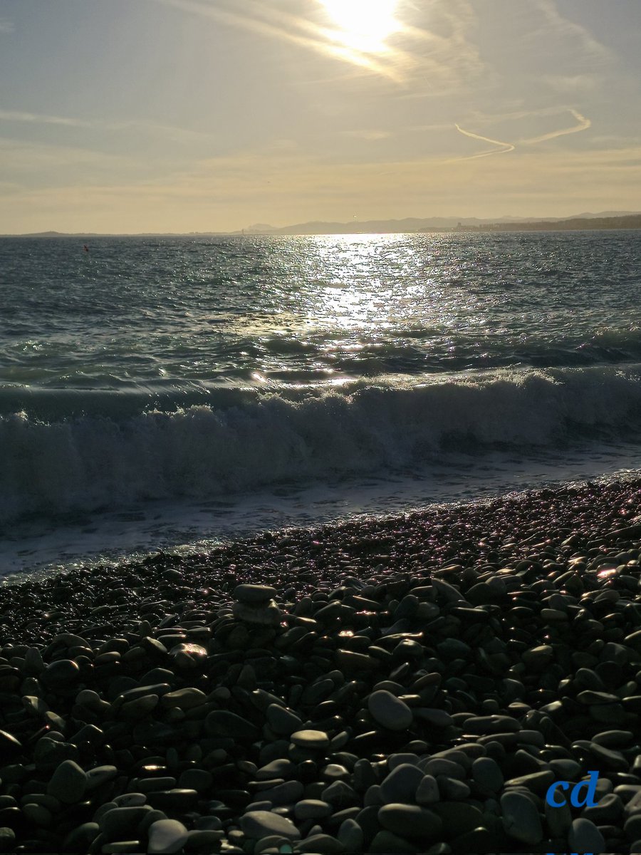 cd_land's tweet photo. Bonne fin de semaine !
#galets #Méditerranée #Nice06 #NiceCotedAzur #CotedAzurFrance https://t.co/80j0cYPr2D