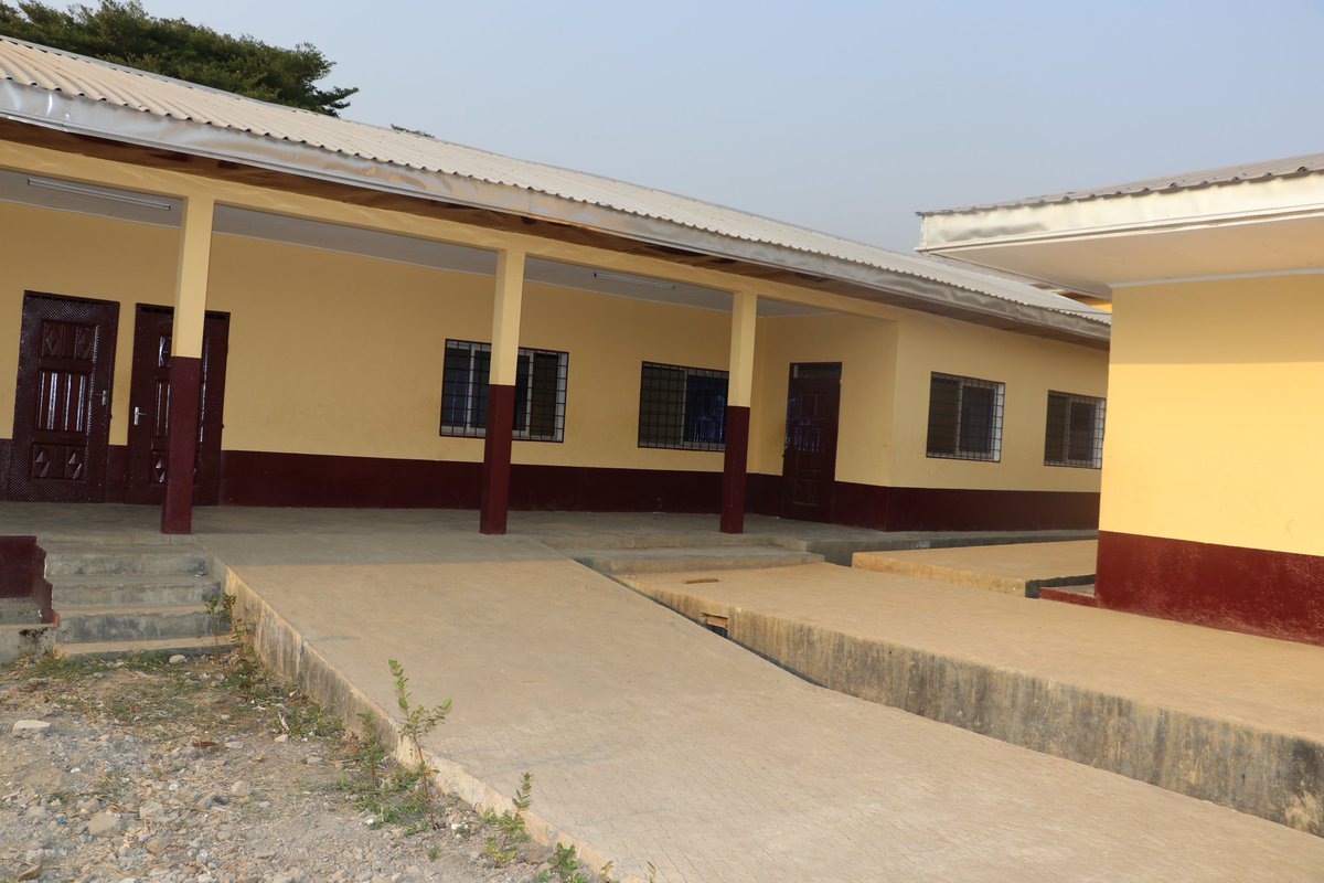 PNUDCameroun's tweet image. The #PPRD Coordinator, @IsDB_Group rep. & the UNDP 🇨🇲 #RecoveryProgramme team, visited some completed schools in the #SWRegion under #IsDB support to the PPRD-NW/SW.
At GHS Idenau & GTHS Ombe, the principals expressed satisfaction with the facelift, highlighting its impact on…
