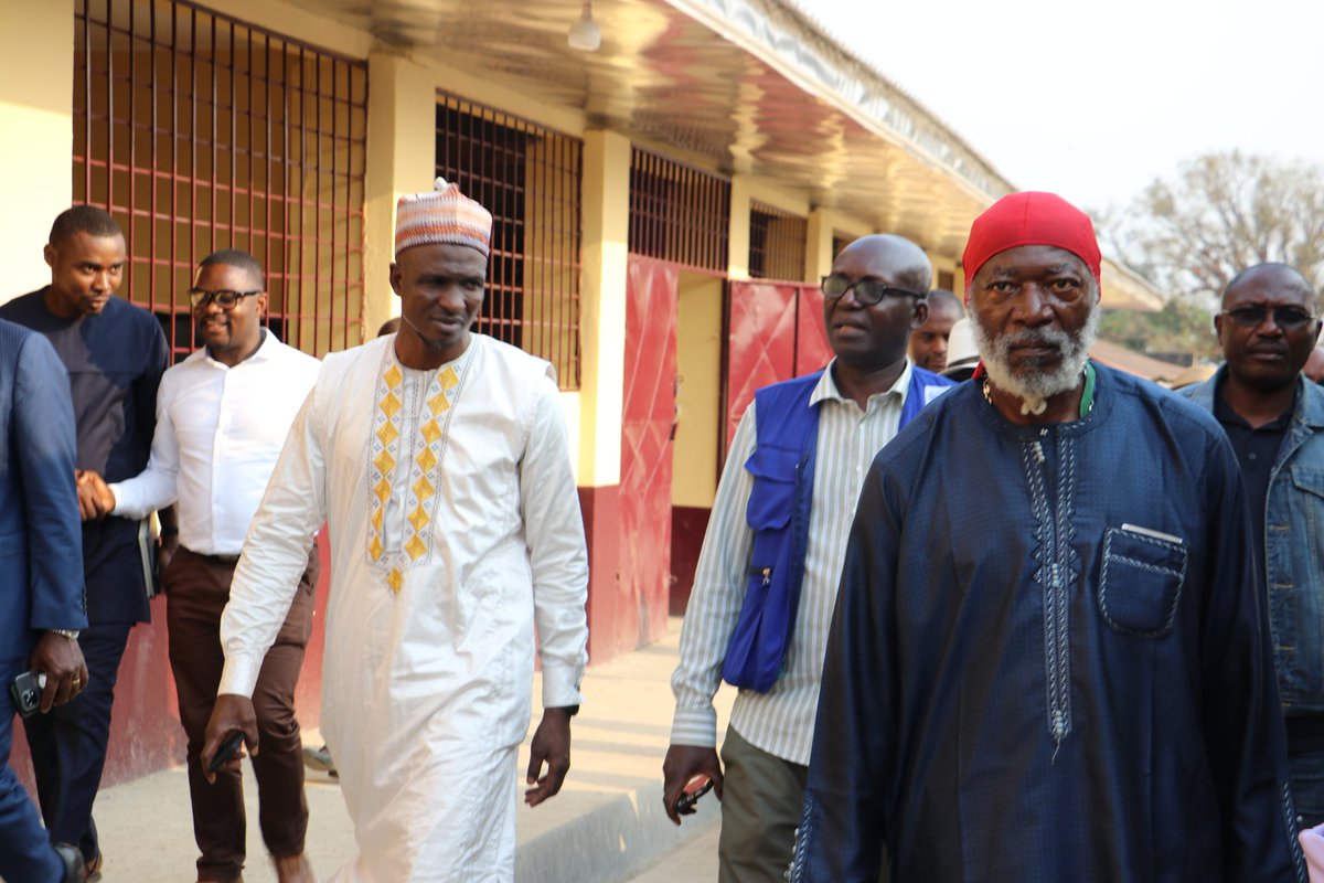 PNUDCameroun's tweet image. The #PPRD Coordinator, @IsDB_Group rep. & the UNDP 🇨🇲 #RecoveryProgramme team, visited some completed schools in the #SWRegion under #IsDB support to the PPRD-NW/SW.
At GHS Idenau & GTHS Ombe, the principals expressed satisfaction with the facelift, highlighting its impact on…