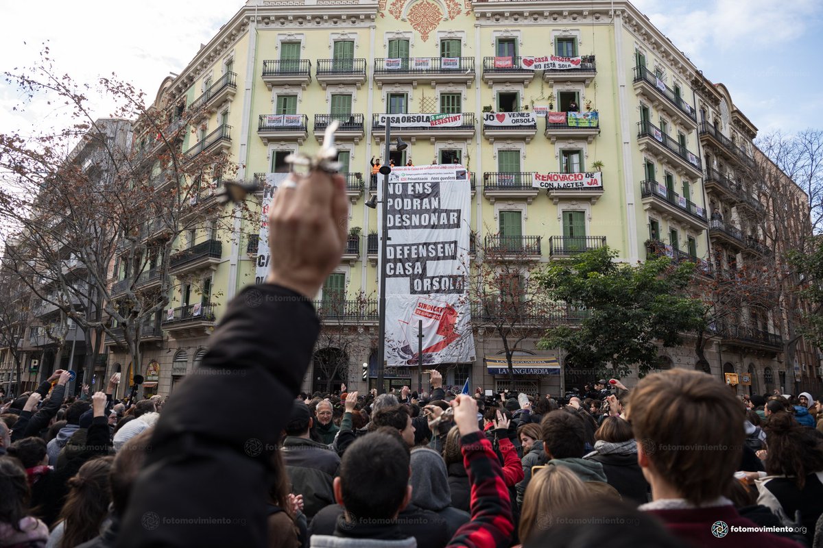 Centenars de persones es concentren davant la Casa Orsola per aturar el desnonament del Josep, un dels veïns afectat dels 27 pisos comprats pel fons voltor Lioness Inversiones. 

Barcelona, 31 de gener de 2025
#CasaOrsola <a href="/VeinesOrsola/">Veïnes Casa Orsola</a> <a href="/SindicatLloguer/">Sindicat de Llogateres i Llogaters</a>