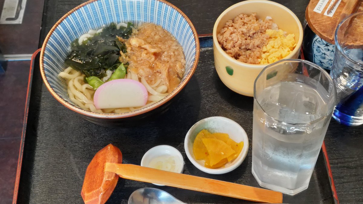 suzumushi_nouta's tweet photo. 最初で最後のかふのやさん！
なるほど、オリジナルだなといった印象でした。僕の知ってる讃岐うどんとはだいぶ違うし、讃岐うどん以外うどんと認めない界隈が食べたら柔らかすぎると怒りそうなほど。
だけどそれは食べやすさを優先した結果かな、とも思え、優しさに胸が熱くなる思いです。 https://t.co/3P5J3oDrp5