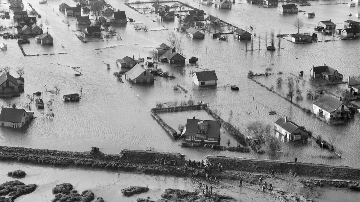 #OnThisDay: in 1953, a large storm surge combined with a spring tide and flooded many parts of the east coast, claiming the lives of 307 people in England and 19 in Scotland.

Central #London was only spared due to the major flooding in East Anglia, Essex and Canvey Island 👇.