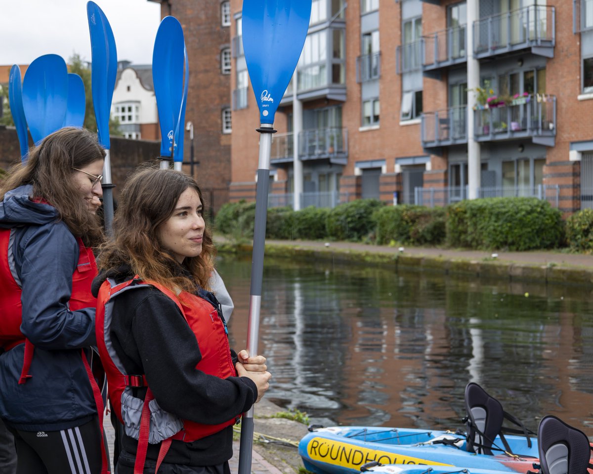 BhamRoundhouse's tweet image. Get active and #SeeTheCityDifferently as a Kayak Tour Support Volunteer this year!
Share your passion for the great outdoors with visitors and enjoy passing on your knowledge of the city’s beautiful green and blue spaces through our range of kayak tours.
roundhousebirmingham.org.uk/volunteer/