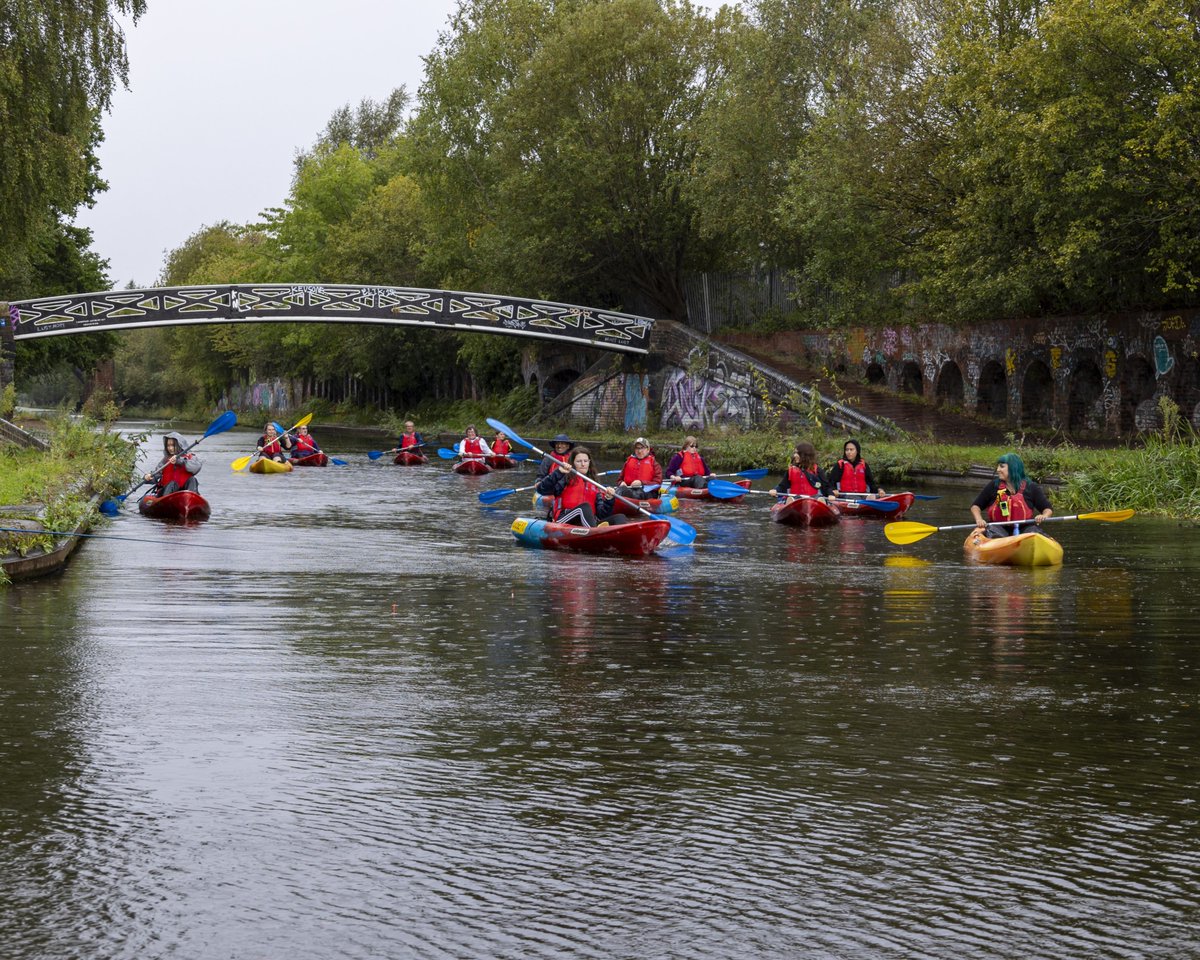 BhamRoundhouse's tweet image. Get active and #SeeTheCityDifferently as a Kayak Tour Support Volunteer this year!
Share your passion for the great outdoors with visitors and enjoy passing on your knowledge of the city’s beautiful green and blue spaces through our range of kayak tours.
roundhousebirmingham.org.uk/volunteer/