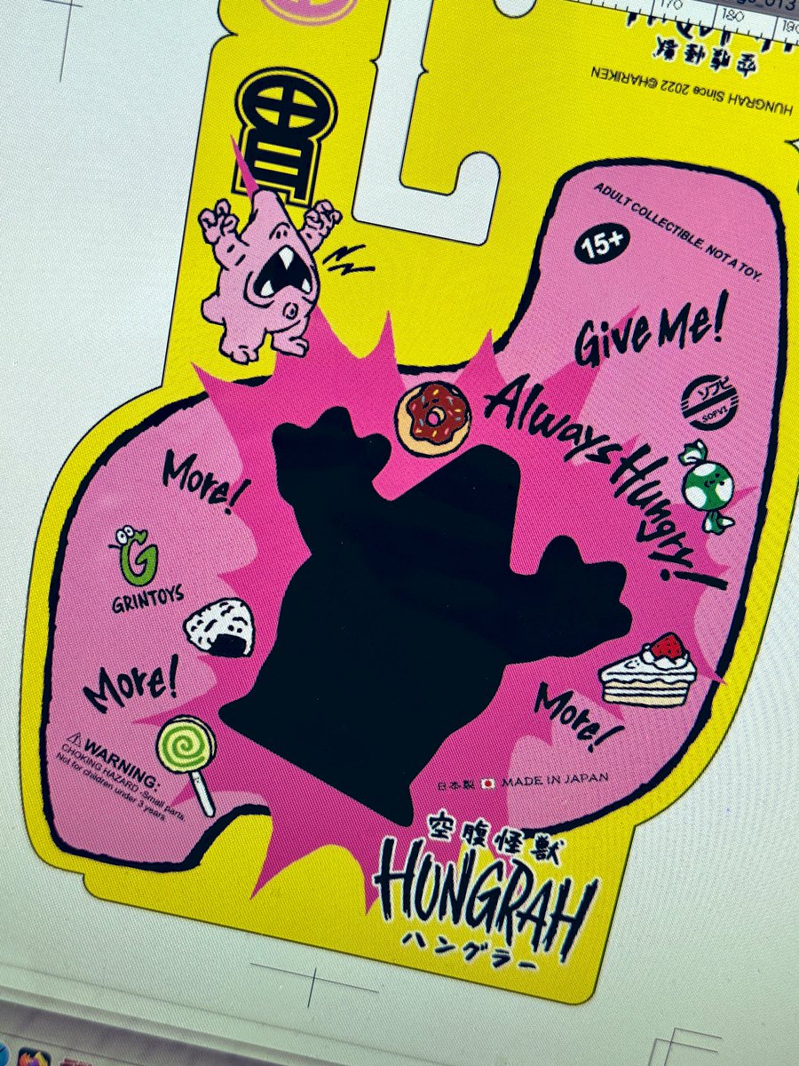 harikenjp's tweet photo. 🖥️ #WIP 🖥️

最新型が一番面白い🍬🍭🍙🍰🍩空腹怪獣 #ハングラー / #HUNGRAH new package for 2025〜🤟🦁🍀

#HARIKEN
#GRINTOYS
#characterbrand
#ソフビ
#sofvi
#sofubi
#arttoy
#designertoy
#vinyltoy
#actionfigure
#kaiju
#hungry
#creatorlife
#玩具人生 https://t.co/nxO8T2IY3Y