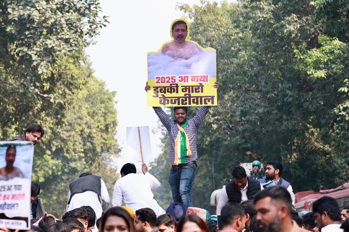 DelhiPYC's tweet photo. 🚨 केजरीवाल के आवास के बाहर IYC का #FlashProtest
2025 आ गया, और दिल्ली चुनाव भी..
आखिर यमुना में डुबकी कब लगाएंगे केजरीवाल जी⁉️
अरविंद केजरीवाल की वादाखिलाफी के खिलाफ IYC अध्यक्ष श्री @UdayBhanuIYC के नेतृत्व में IYC का विशाल विरोध प्रदर्शन! 🔥 https://t.co/PX246POsYw