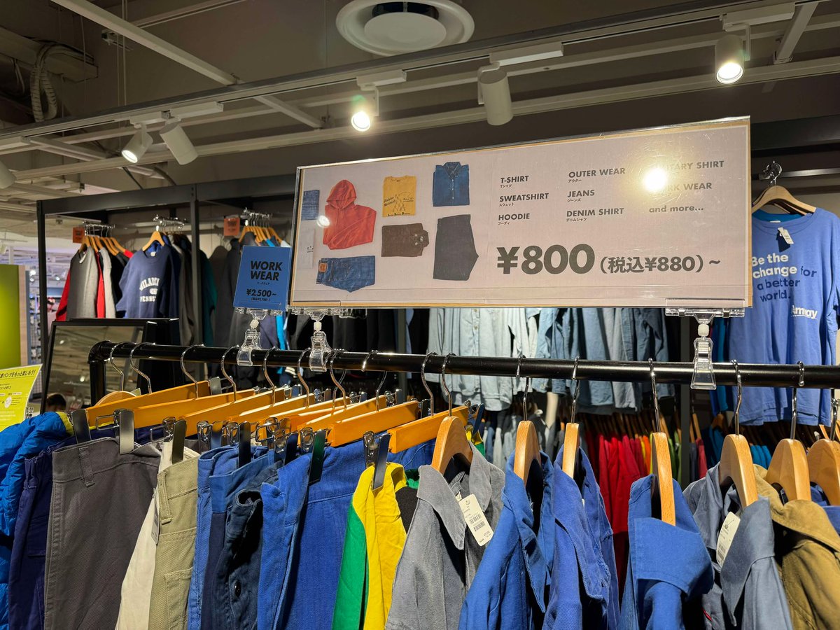 300円のアイテムを中心とした、低価格の生活雑貨を取り扱う「3COINS」。その進化形ともいえる「3COINS “+plus”」（西武新宿 ペペ店）では「世界中から集めた古着」が販売されています。古着と雑貨の相性は良く、実際に「3COINS」は古着を契機として顧客が増えているそうです。