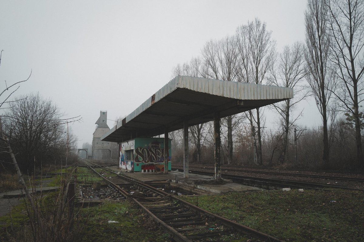 【蒸気機関車のための廃石炭貯蔵庫と廃駅】

この廃墟に関連してると思われる別の廃墟があったけど、がっつり人が住んでてスーッと通り過ぎた。

#廃墟
#urbex 
#abandoned