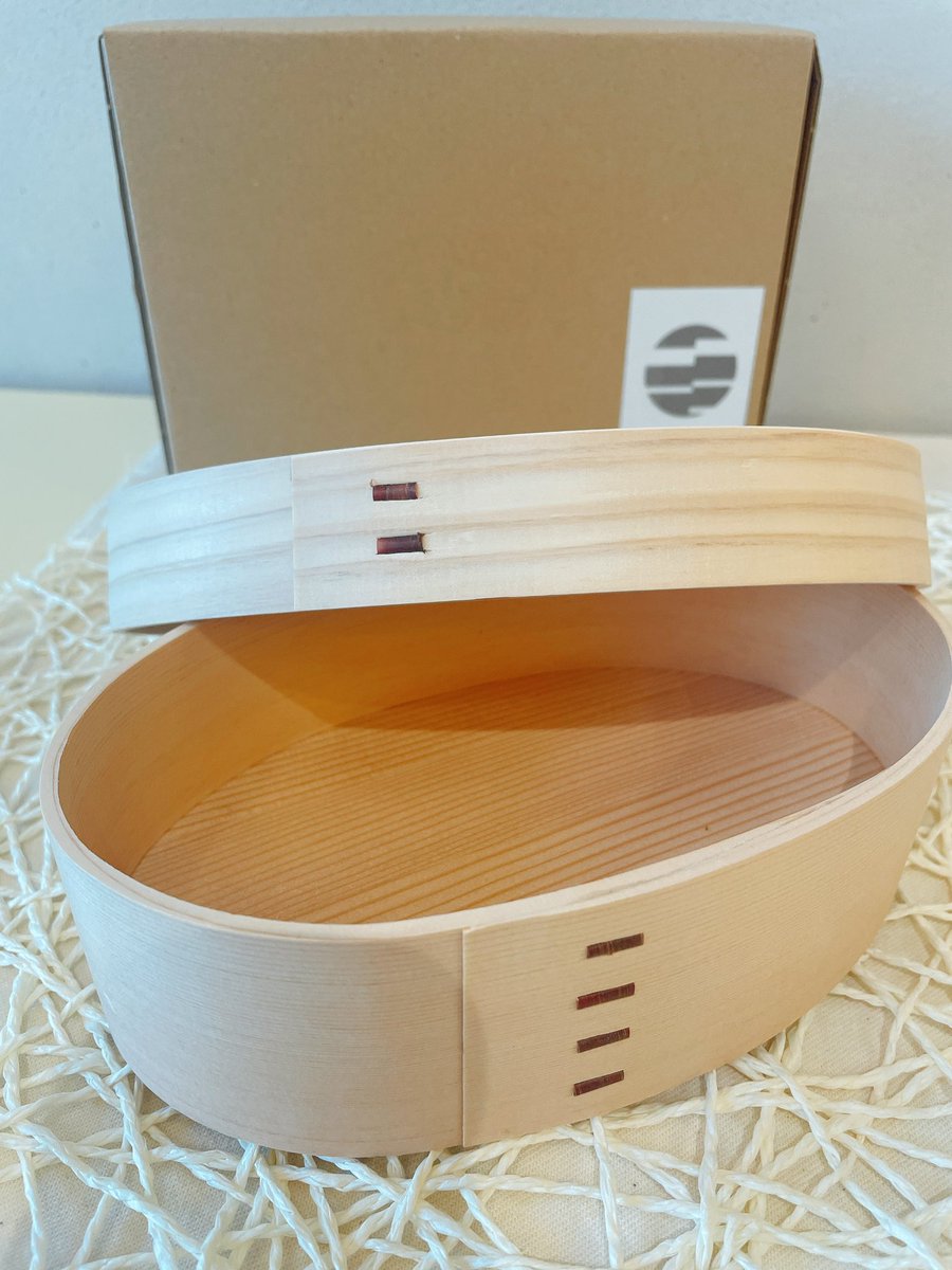 hibi_kiStore's tweet photo. ＼もう1つ新商品／
せいろと同じく曲物工房清水さんのお弁当箱も入荷しました🍱
ヒノキとサワラでできたお弁当箱は、とにかくいい匂いがします。
このお弁当箱にさえ入れたら白米🍚だけでも絶対おしゃれに見えます。
木の調湿作用がご飯の水分をちょうど良く保ちます。
素敵なランチタイムにぜひ💫 https://t.co/mTPrXP7vG2