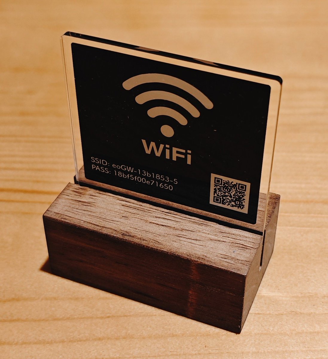 dekasegi_boy's tweet photo. 民泊のwifiパスワードを印刷して壁に貼ると空間デザインが台無しになる、と思う方にはこちらの商品がオススメ。購入メニューでSSIDとパスワードを入れれば、QRコードも印刷して送付してくれゲストはスキャンするだけで手軽にwifiに繋げることが出来る。 https://t.co/pyJkWOs9sW