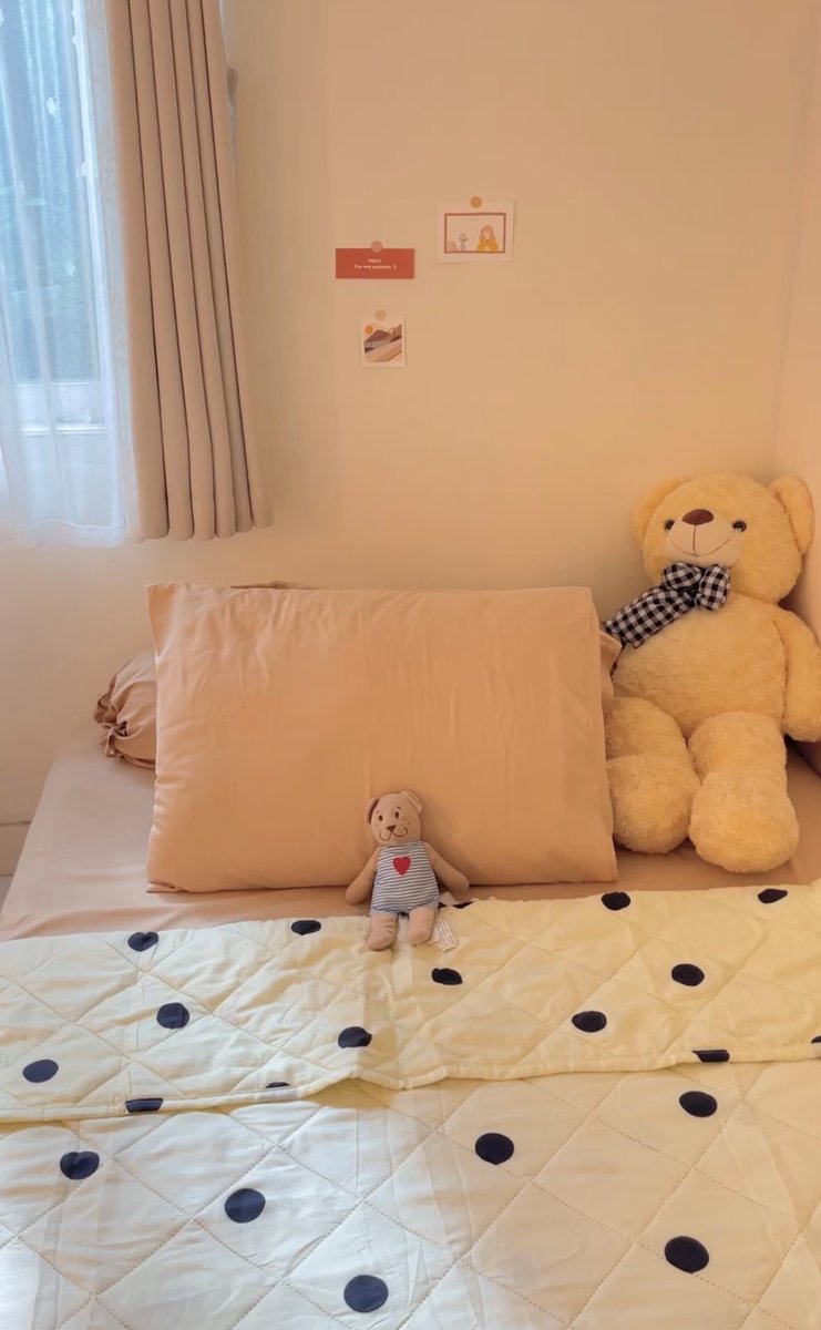 alksmw's tweet image. just a girl and her room againts the world 🪄🪩