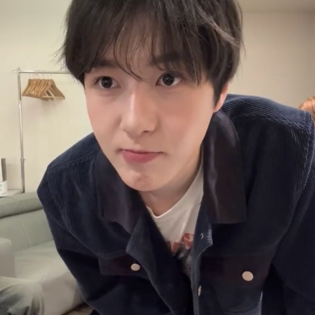 _ren_jun_'s tweet image. ╭ ◜◝ ͡ ◜◝ ͡  ◜◝ ╮ 
　 내 이름이 
   카와이인가...?
왜 자꾸 카와이라고 
　　 부르지...?
╰ ◟◞ ͜  ◟ ͜   ◟◞ ╯
                   O
                      °.