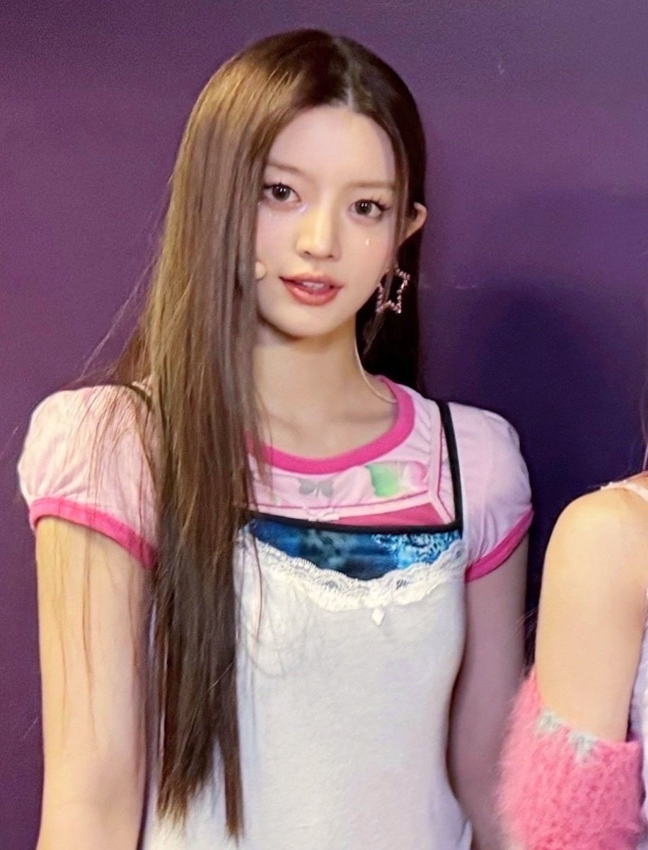 구교환 옷 사건
: 올해 마흔네 살 구교환이 더보이즈 주연님, 아일릿 민주님과
똑같은 옷을 입은 사건이다