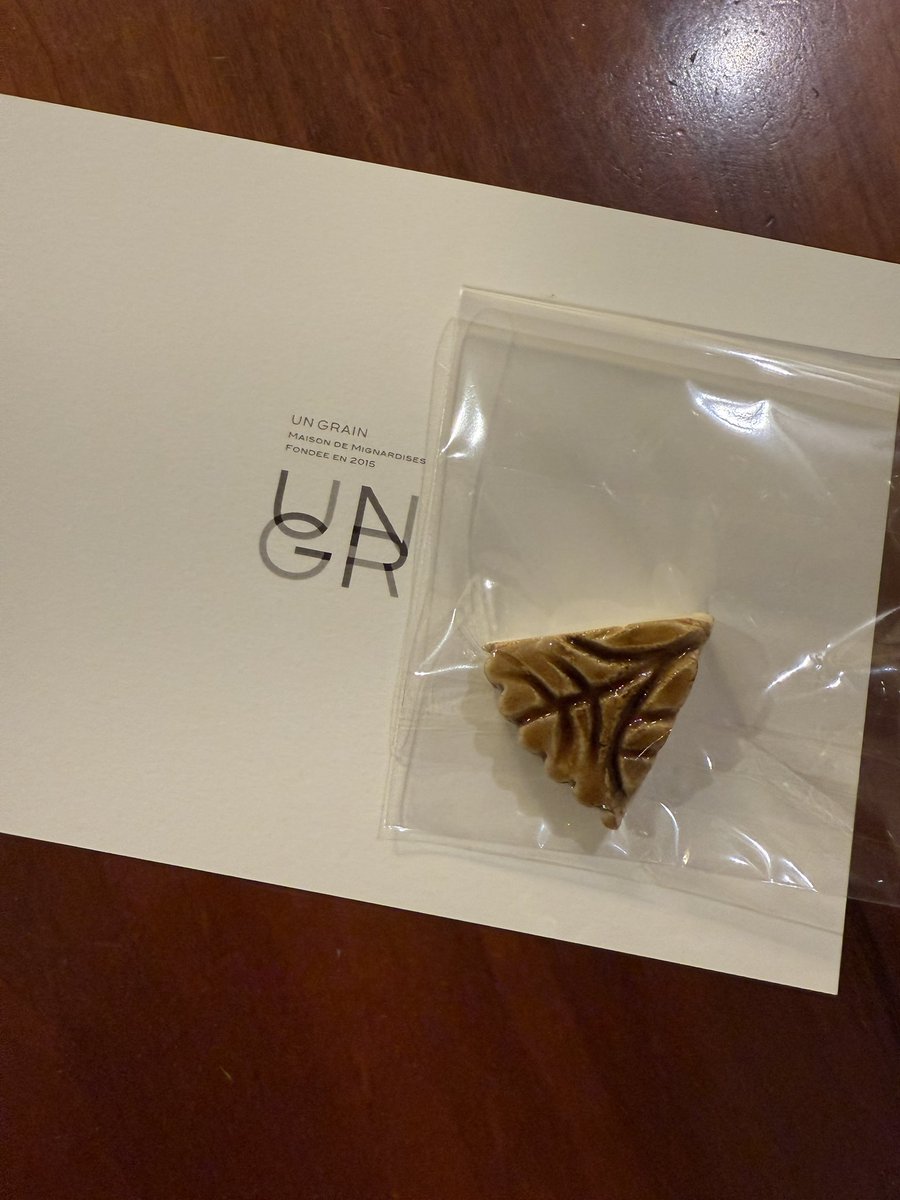 38Vi1's tweet photo. 本当は年明け直後のセレブレーションなんだけど、とりあえず1月ギリセーフで😅
南青山にあるUN GRAINさんのガレットデロワです^ ^
陶器のファーブの代わりにアーモンドが入っているらしい。ファーブは単体別盛りで😁
ファーブ、俺以外の家族にいきますように🙏✨
#UNGRAIN
#ガレットデロワ https://t.co/BOEpQTpzGA