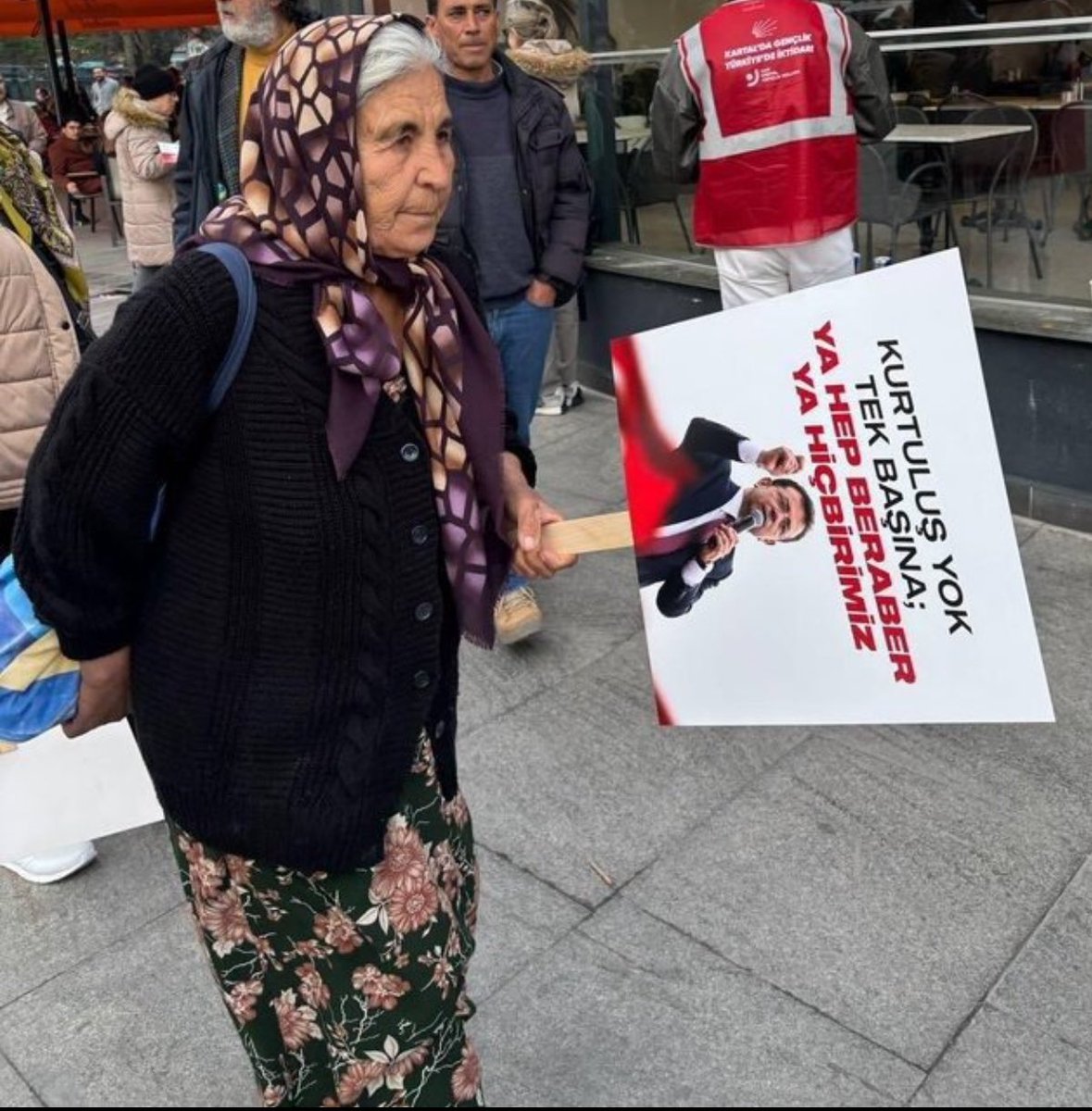 Yilmaz_Ozdill's tweet photo. Ayağında çiçekli pazen, sırtında el örgüsü hırka, Çağlayan’da… 42 yıldır bu ülkeyi gözlemliyorum, bu iradeyi yenebilen güç görülmedi. https://t.co/k0ZOS7P7qv