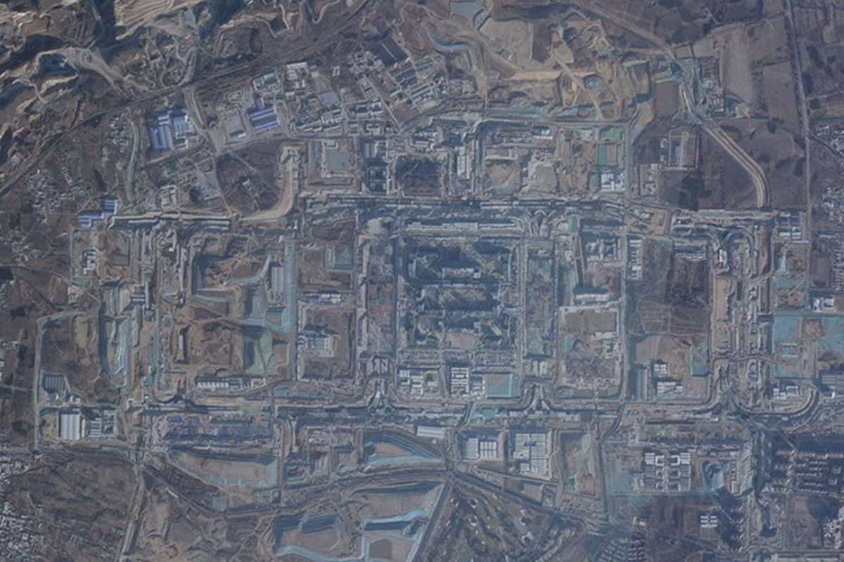 MarioNawfal's tweet photo. 🚨🇨🇳CHINA BUILDING MASSIVE WARTIME COMMAND CENTER - 10X THE SIZE OF THE PENTAGON

Satellite images reveal China is constructing a massive military complex in western Beijing, which U.S intelligence believes will serve as a wartime command center - far larger than the Pentagon.

Nicknamed "Beijing Military City," the 1,500-acre site features deep underground bunkers designed to protect Chinese military leaders in a potential conflict, including nuclear war.

The PLA is rapidly expanding its nuclear arsenal and military capabilities, with Xi Jinping ordering the force to be ready for an attack on Taiwan by 2027.

China has blocked public access to the area, placed anti-drone warnings, and remains silent about the project, fueling speculation about its true purpose.

Source: Financial Times