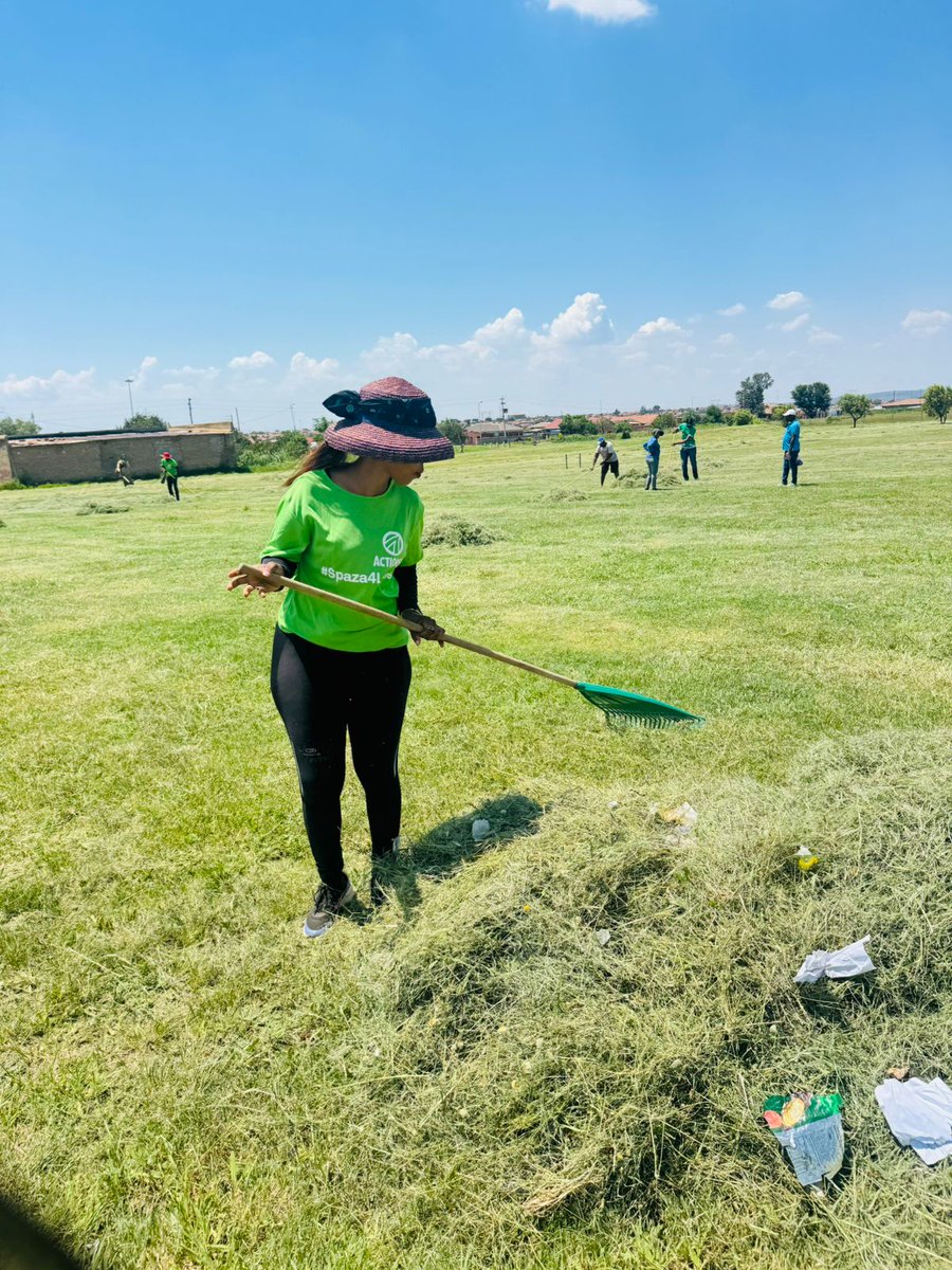 COJactionsaREC's tweet photo. ActionSA Jhb activists led by Constituency Chairperson Kebo Mokoka busy with grass cutting and cleaning in Orange Farm
#AReSebetseng #letsfixjohannesburg #Service1st https://t.co/GVbBaG7bl0