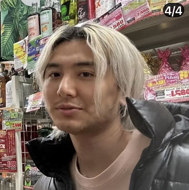 ikuchankaze1's tweet photo. 風さんのYouTubeチャンネルのコミュニティに写真がアップしてましたね。
これは日本のドンキですね。
#藤井風 https://t.co/9XyihT7fIP