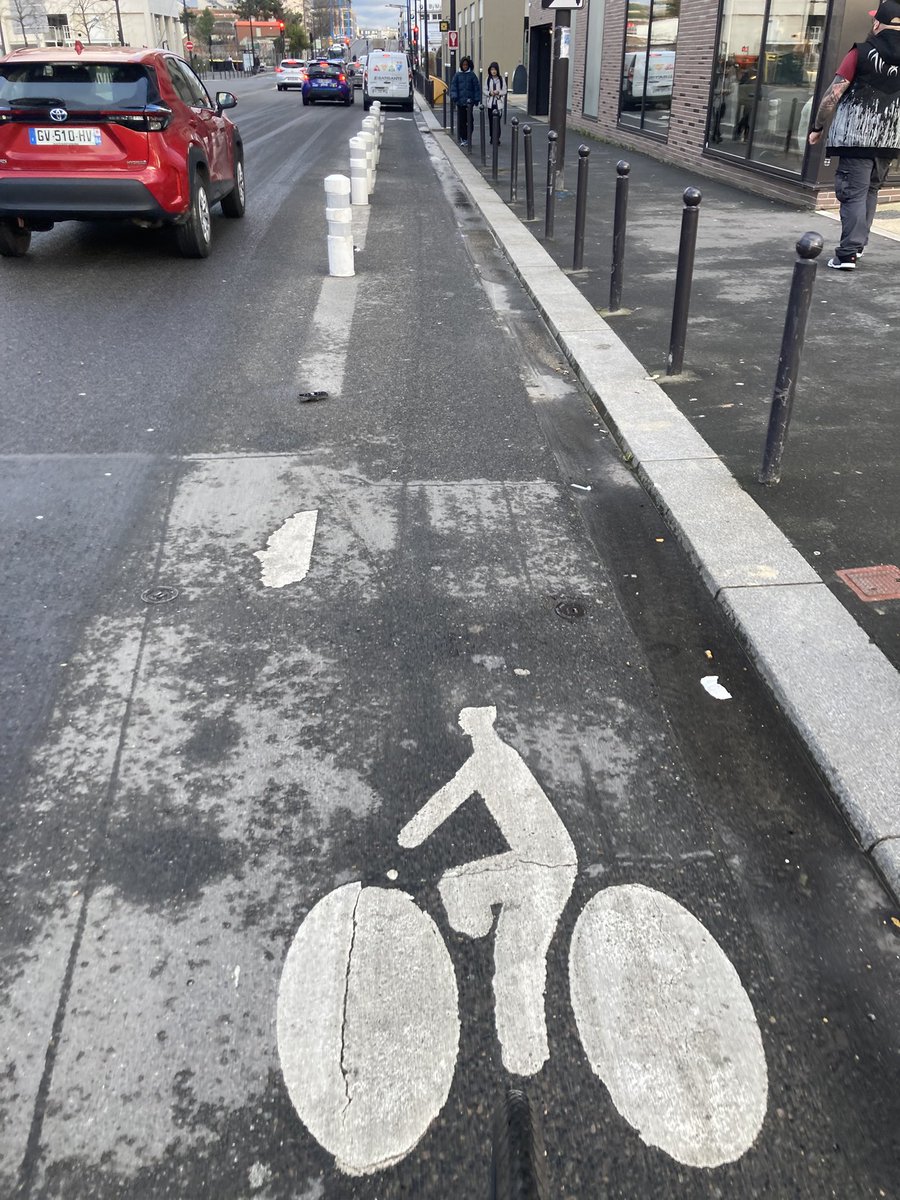 Bjr <a href="/valdemarne_94/">Val-de-Marne</a> toujours autant de stationnement sur la bande cyclable bd Colonel Fabien à Ivry. Et les plots sont systématiquement arrachés. <a href="/mairieivry/">Ville d'Ivry</a> les a remis récemment et voilà le résultat. A quand une vraie piste protégée? <a href="/MDB_94_VDM/">MDB 94</a>