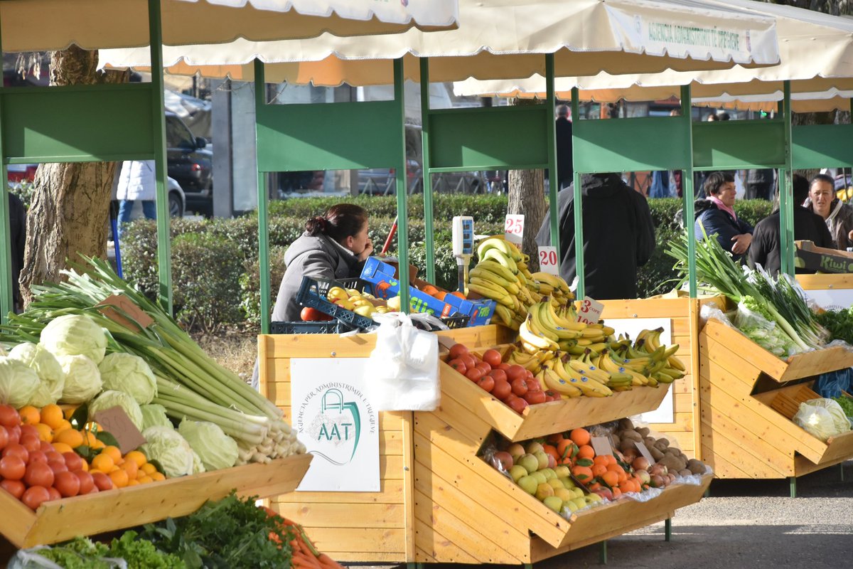 Në 📍Kombinat, ➡️ aty ku tezgat e reja i kanë dhënë tjetër pamje tregut të fruta-perimeve “Llazi Miho”😍, duke e kthyer në një hapësirë më të pastër 🍀 dhe në një treg më modern dhe komod 🥦🍐🍎🍏