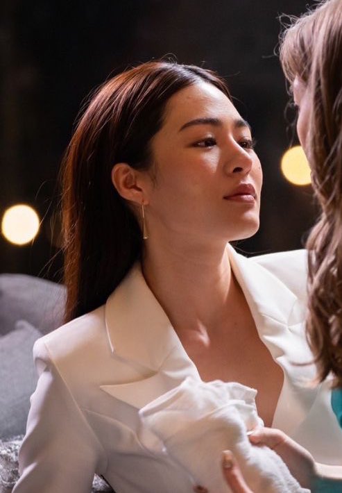 cloudyzubu's tweet photo. yep, i’m just a girl… sucker for women with this stare 😩 https://t.co/Ultv2DBzQq