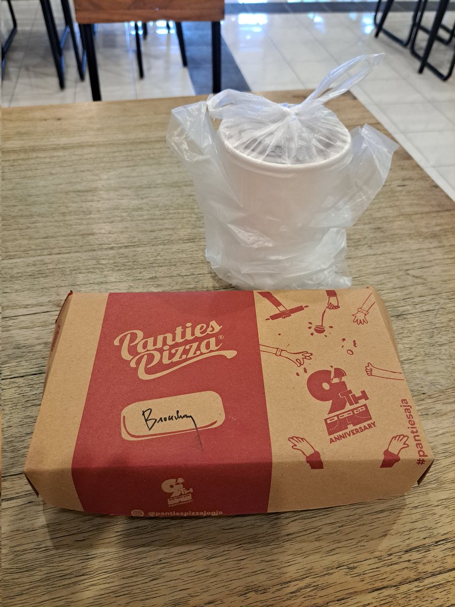 stteeepppp's tweet photo. 5. Panties pizza
Ini bisa milih varian panties yang gurih ato yang manis, tapi ya diminta purchase something duluu tanpa minimum transaction, jadi beli lemon teaa
Karna dah mabok, jadi dibungkus gess buat orang rumahh xixixi https://t.co/tKBbFYiB7A
