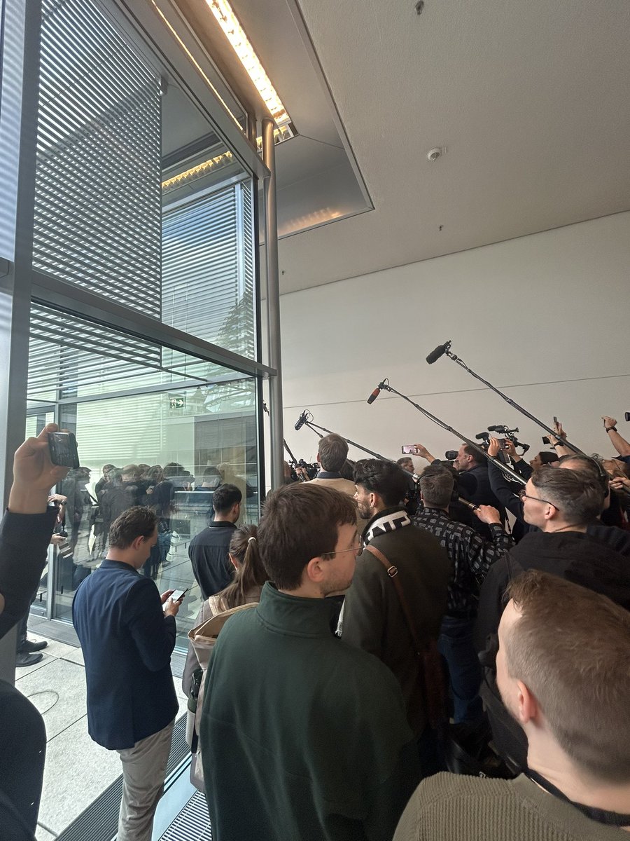 Warten auf den CDU-Chef. Er soll gerade mit der SPD reden. Wie geht es weiter mit dem Zustrombegrenzungsgesetz?<a href="/ARD_BaB/">Bericht aus Berlin</a>