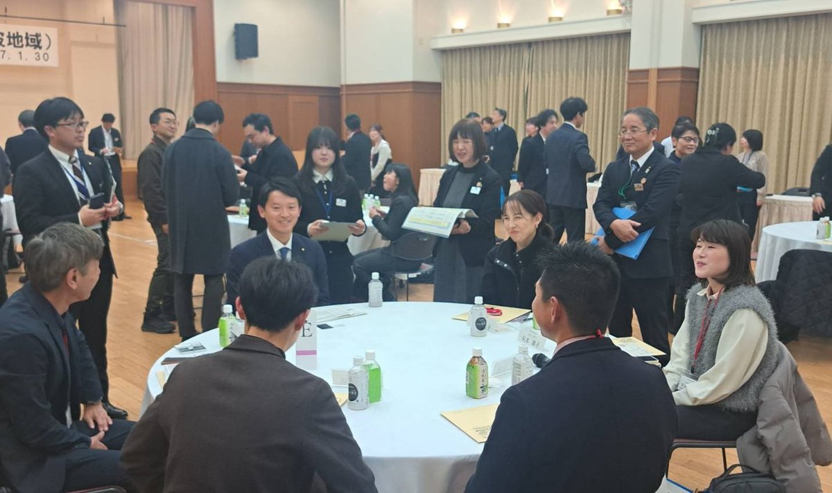 昨日は躍動カフェを開催しました。
移住や起業などをテーマに、丹波地域で活動する皆さんと活発な議論を交わしました。例えば、女性起業家からは、起業家が互いの経験を共有し高め合えるコミュニティづくりの提案も。
地域で活躍する皆さんともっと多くの場所で未来を語り合っていきたいと思います。