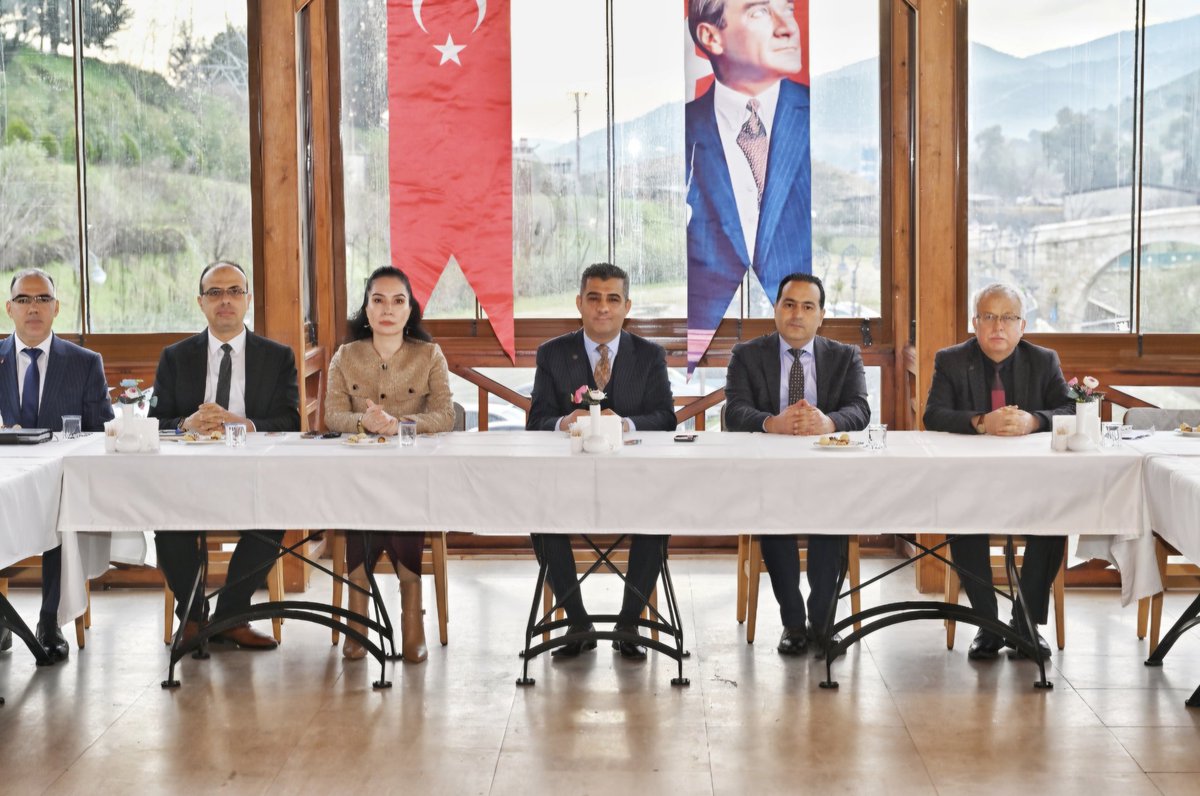 Aydin_MEM's tweet photo. ▪️Müdürümüz @ekicis20 başkanlığında il ve ilçe milli eğitim müdürlüklerimizin yöneticileriyle 2024-2025 eğitim öğretim yılının ikinci dönemine yönelik kapsamlı bir hazırlık toplantısı gerçekleştirildi. 

☑️ Eğitimde kaliteyi artırmaya yönelik planlamalar ele alınarak yeni döneme güçlü bir başlangıç için atılacak adımlar ele alındı.

@tcmeb @ekicis20
