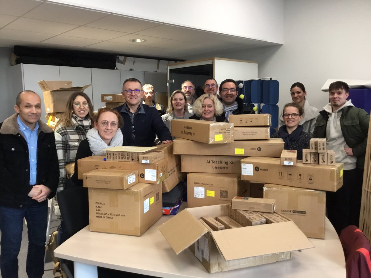 dane_nancy_metz's tweet photo. Dans le cadre de #France2030 et du #TNEVosges, les coordonnateurs des laboratoires numériques de @acnancymetz ont réceptionné du matériel pour les Labs du territoire ⤵️
✔️#EcoleInclusive: stylos scanners, visualiseurs,#Bookinou pour #EBEP...
✔️#robotique et #IA: #DobotMagician... https://t.co/BkLykjzACs