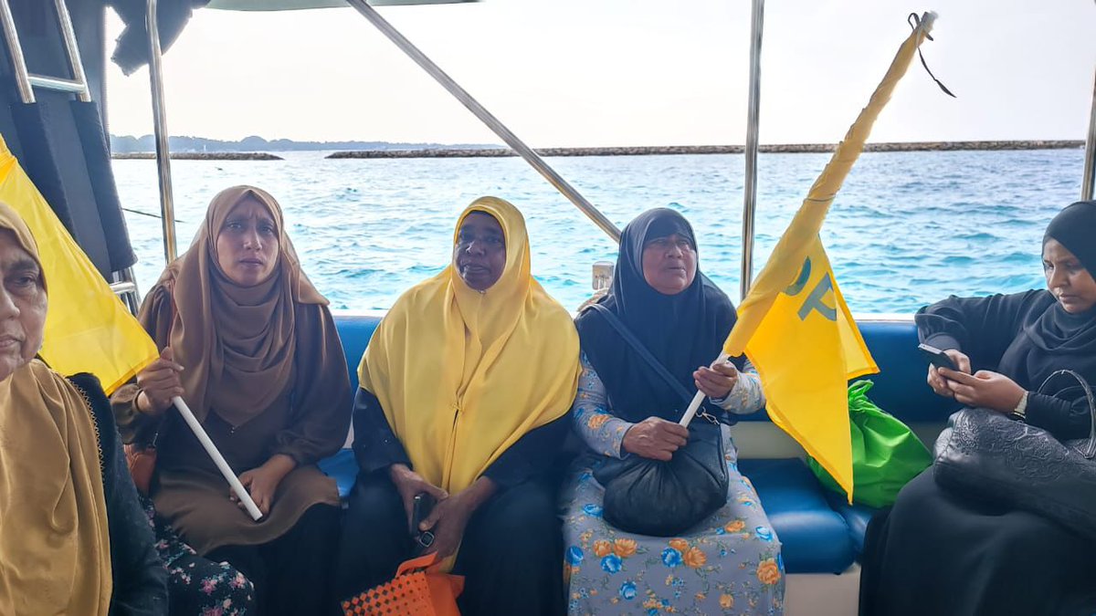 HajjaUaan's tweet photo. ެއެމްޑީޕީގެ ހިތްވަރުގަދަ ފަހުލަވާނުން މާލެ އަންނަން ފަށައިފި. ސާބާހޭ ރަސްދޫ 💛💛

ޓެންކަރުތަކާއި ބަރު ހަތިޔާރުން ބިރު ދައްކާލ��މަ, ރައްޔިތުން ސިހި ފަހަތަށް ޖެހި, ރަޖާލާނެ ކަމަށް މުއިއްޒުއަށް ކުރެވޭ ހީއަކީ ބޮޑު ކުށްހީއެއް! https://t.co/oB9wP6V2jp