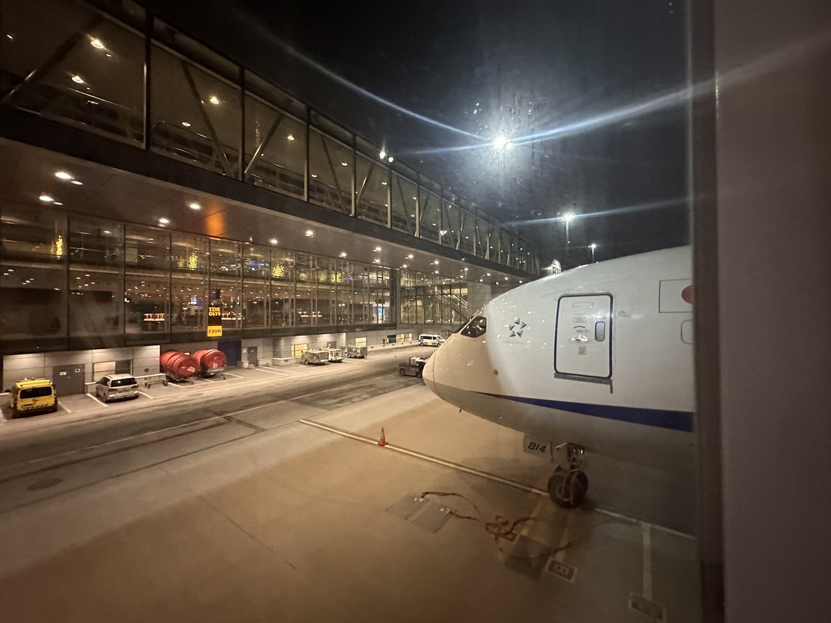 mambon's tweet photo. 🇸🇪スウェーデン ストックホルム
アーランダ空港滞在２時間45分で出来たこと 

①シナモンロールのプレゼントを受けとりました〜😋

#NH221 #NH222 #ストックホルム #スウェーデン #アーランダ空港 #アントニオカルロス初便 #初便 #初便タッチ #初就航 #快適な空だけの旅 #翼の王国 #パラダイス山元 #プロ搭乗客 #ARN #FlyANA #WeAreJapan  #ANA
