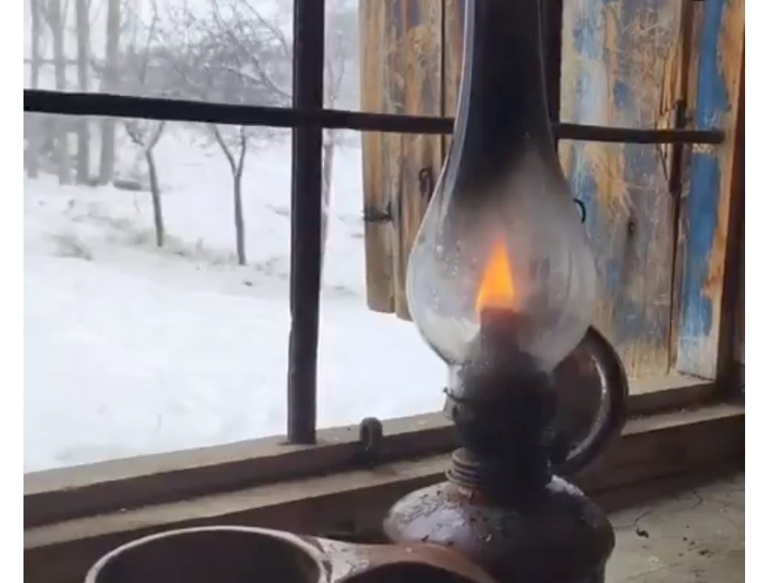 Başkalarının içinde yaprak kımıldatmayan şeyler, senin içinde bütün dallarını kıran bir fırtınaya dönüşüyorsa, şu zamanın hoyrat insanlarından köşe bucak kaçmaktan başka çare kalmıyor.