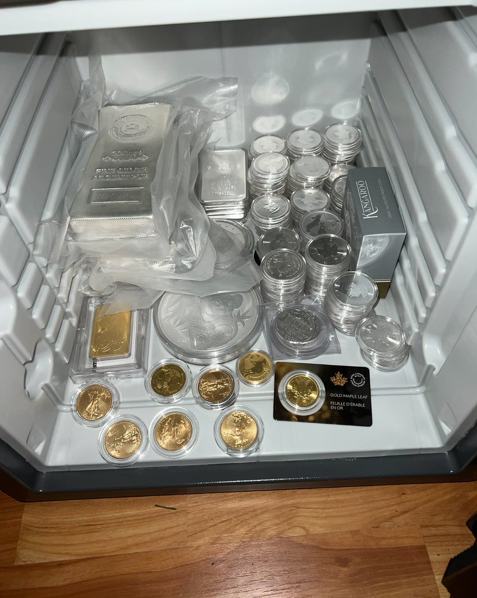 TheSilverLion1's tweet image. It’s Friday Stay Safe Everyone.  Look at this for a stash 💰💰💰 Happy Weekend.  

#silver #gold #Invest #silversqueeze #silvercoins #Goldcoins #silverPrice #goldprice #money #stacking #silverbars  #coincollecting #coinsforsale  #silverbullion
