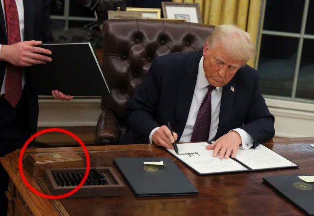 driecel's tweet photo. El botón más poderoso del mundo está de vuelta… y sirve para pedir Coca-Cola Light. Trump regresa a la Casa Blanca y su famoso botón rojo también. ¿Quién necesita superpoderes cuando puedes tener refrescos ilimitados? 🙃💡 #Trump #CasaBlanca #CocaColaLight https://t.co/lZbFSi7E1m