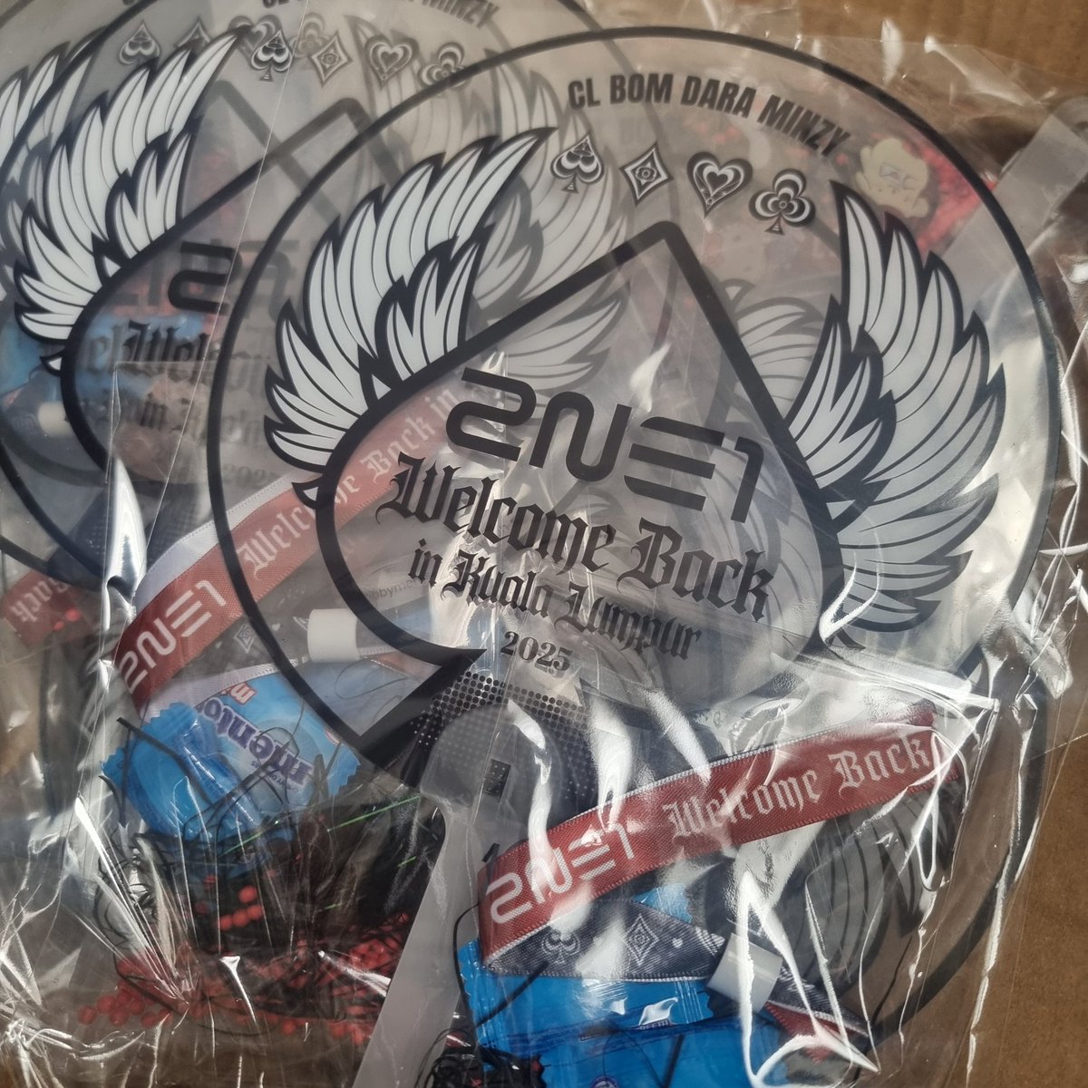tibbyments's tweet photo. 🚨 #2NE1inKL FREEBIES ALERT! 🚨

What’s inside?
1x Transparent Handfan
1x Wristband
Some Mentos (for fresh breath!)

📍 Exact time &amp; spot TBA 
⚠️ Stock is very limited (1 person = 1 pack)
🚫 Do not sell or throw, please 😭

See you all tomorrow! #2NE1inMY #2NE1_GEGAR_KL https://t.co/J5w6jwHDtq