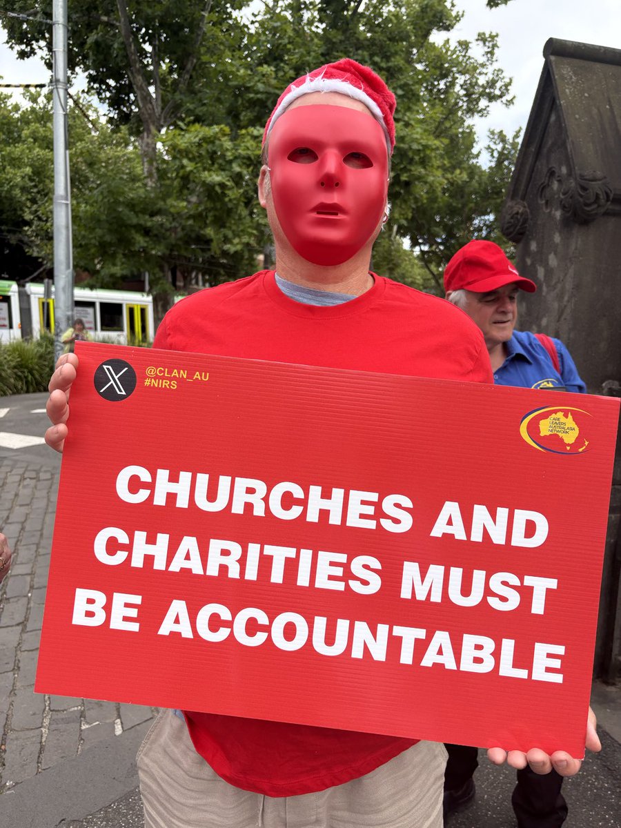 CLAN_AU's tweet photo. Thanks Robert attending #RedMass #Melbourne
Both signs👏
“Let down as Children
Let down in old age”
@JacintaAllanMP
@BenCarrollMP
@ColinBrooksMP
@ACarbinesMP #lizzieblandthorn @MaryAnneThomas @SonyaKilkenny @JaclynSymes https://t.co/YOGQ1aJVhW