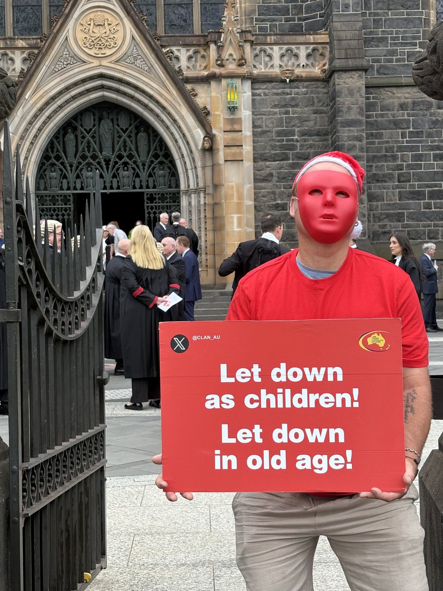 CLAN_AU's tweet photo. Thanks Robert attending #RedMass #Melbourne
Both signs👏
“Let down as Children
Let down in old age”
@JacintaAllanMP
@BenCarrollMP
@ColinBrooksMP
@ACarbinesMP #lizzieblandthorn @MaryAnneThomas @SonyaKilkenny @JaclynSymes https://t.co/YOGQ1aJVhW