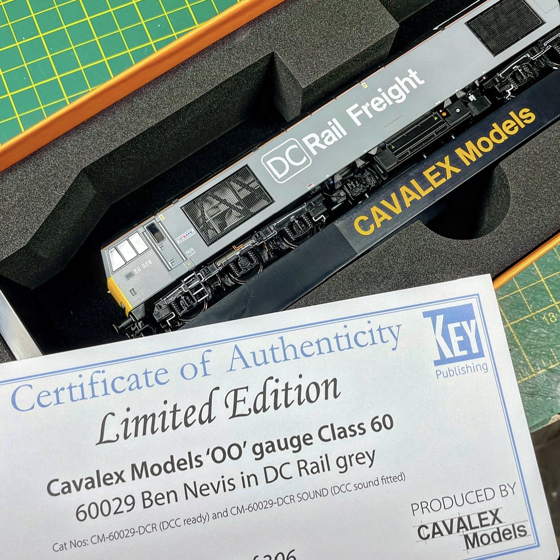 Another Class 60 from <a href="/cavalexmodels/">cavalexmodels</a> has appeared (oops 😉) this time in DC Rail Freight version livery from <a href="/Hornbymag/">Hornby Magazine</a> and Key Publishing. Lovely detail and this is the full sound version too, so I’ll have to have a play later 😉👍🏻 #TMRGUK