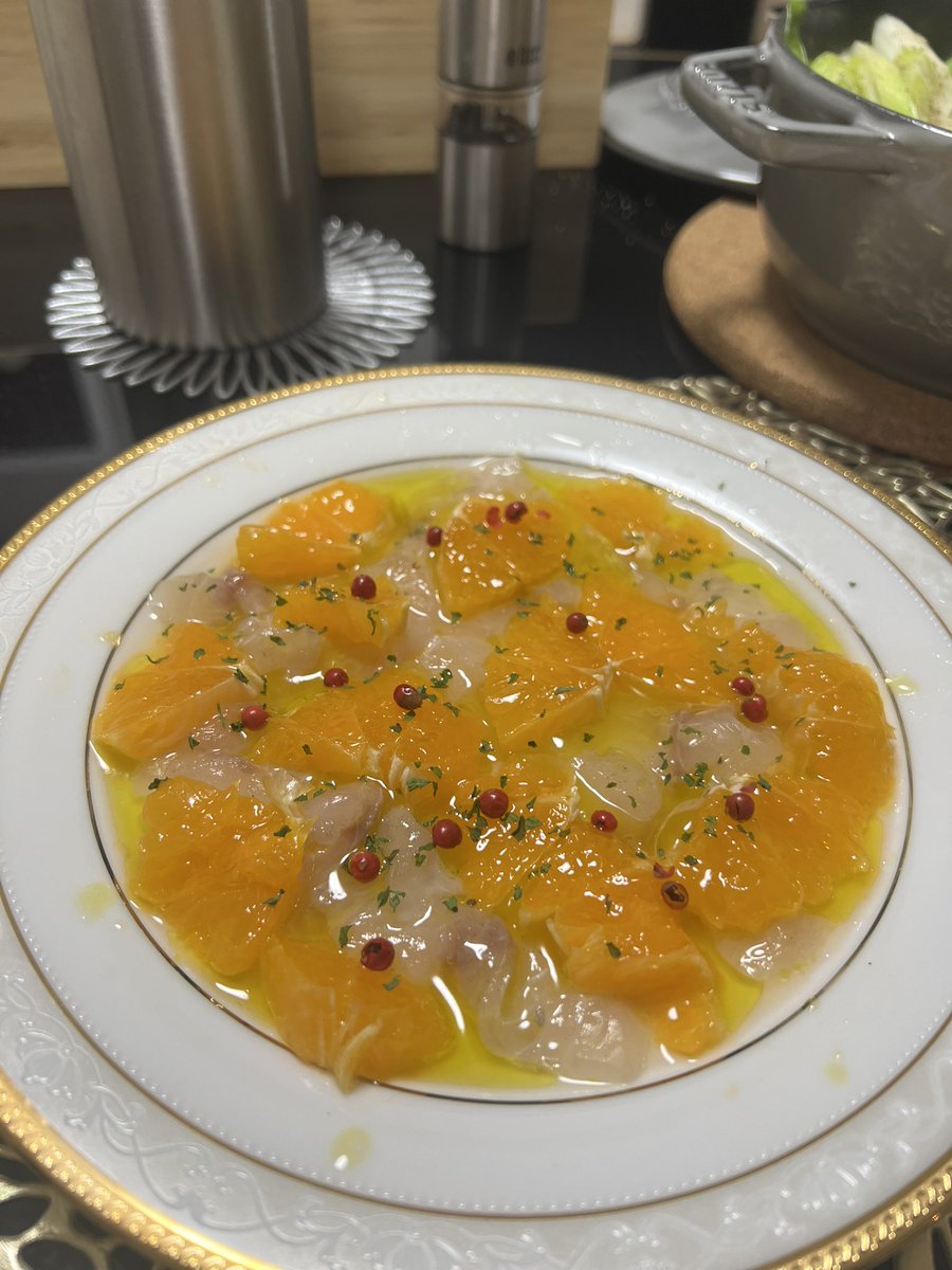 金曜日！みんなお疲れ様🦦❣️

私はカルパッチョを作ったのでホワイトビール飲みます🍻🤍